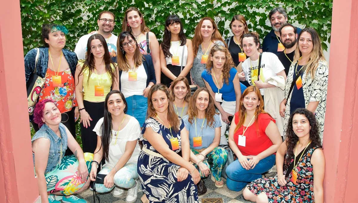 Eli Primosich con colegas en evento de Marketing Digital
